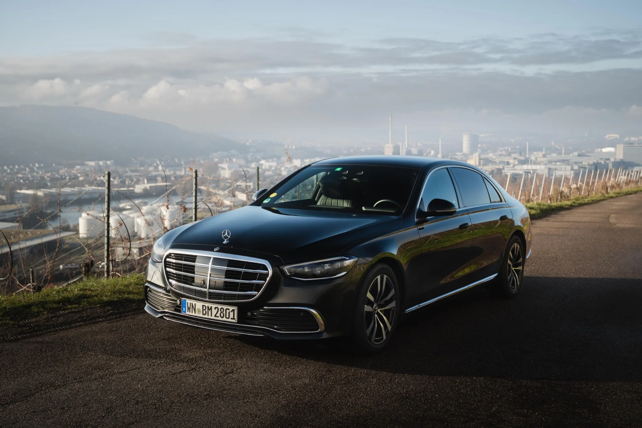 BL-First Mercedes-Benz S-Klasse mit Blick über Stuttgart